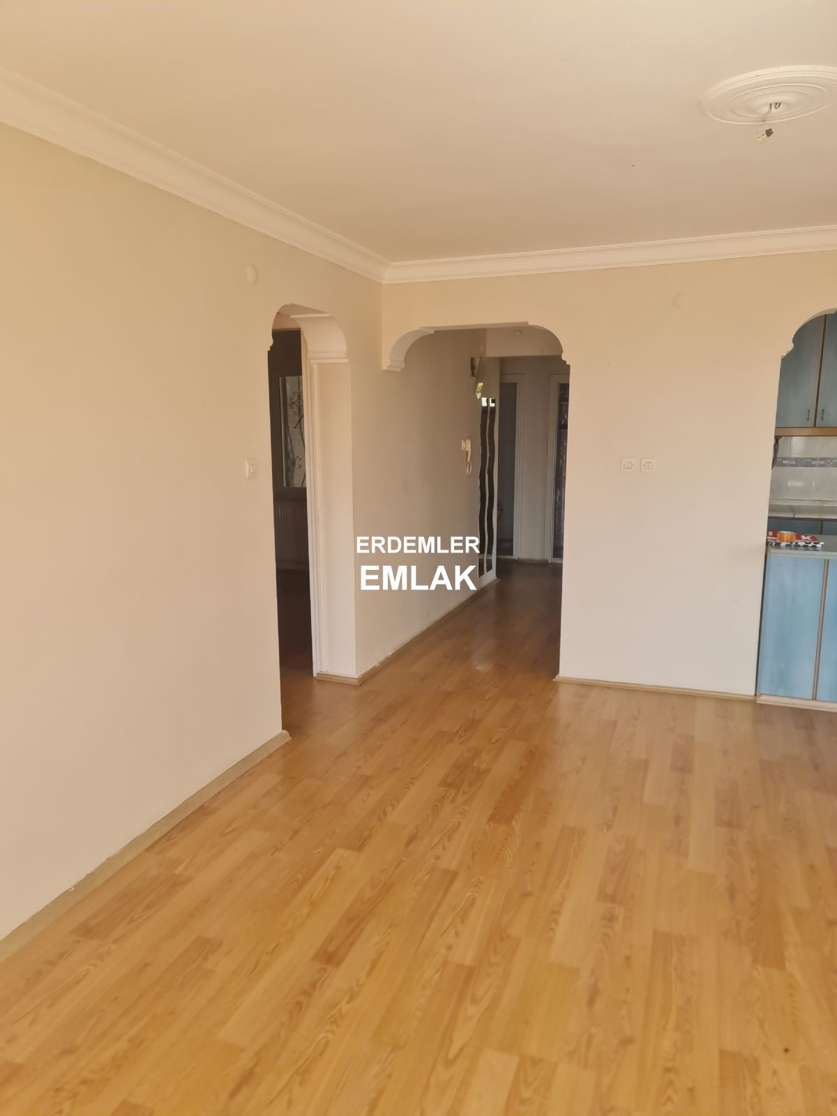 ERDEMLERDEN SİTE İÇİNDE KAPICILI ARA KAT MANZARALI DAİRE