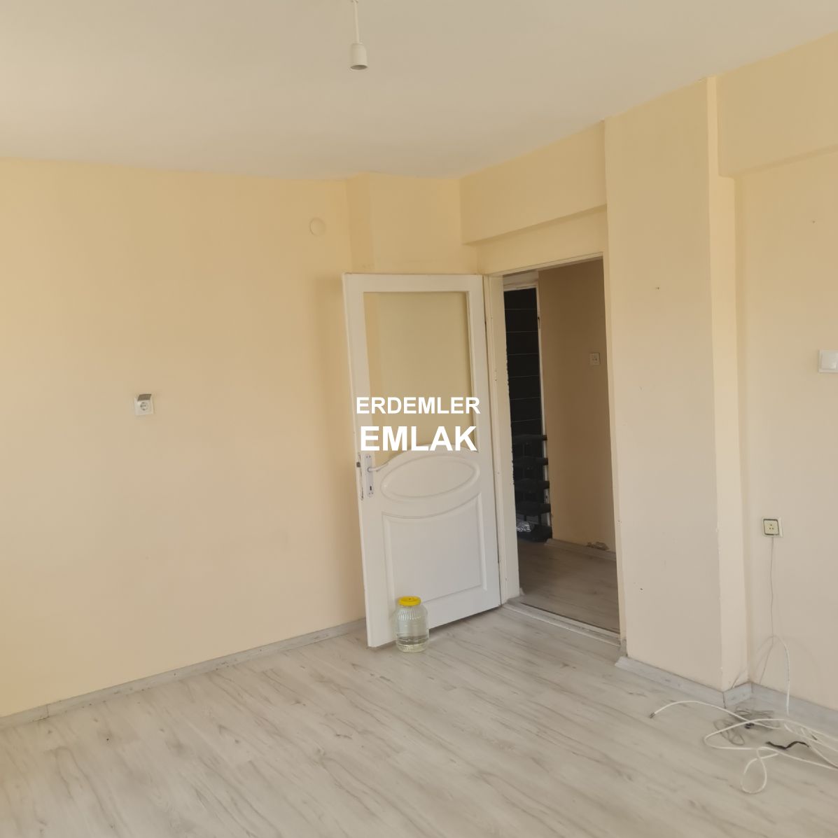 ERDEMLERDEN EVKA 3 DE GİRİŞ KAT 1 ODA 1 SALON