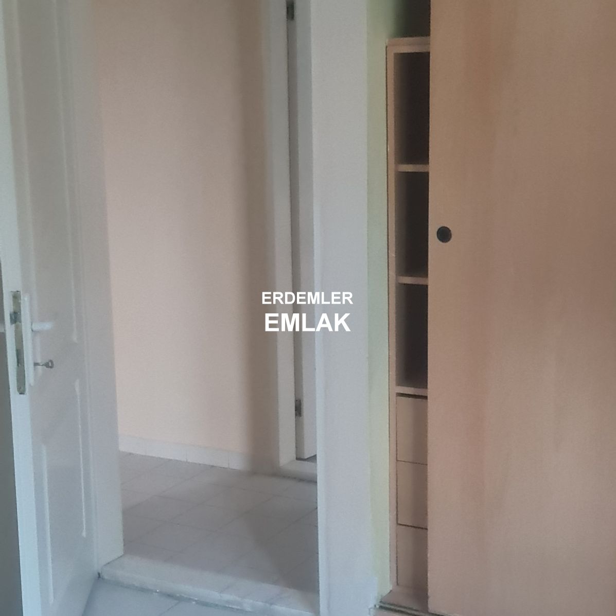 ERDEMLERDEN İZYUVADA KÖRFEZ MANZARALI ARA KAT BAKIMLI DOGALGAZLI DAİRE