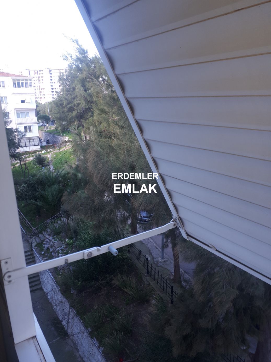ERDEMLERDEN EVKA 3 MERKEZİNDE MANZARALI BAKIMLI PANJURLU DAİRE
