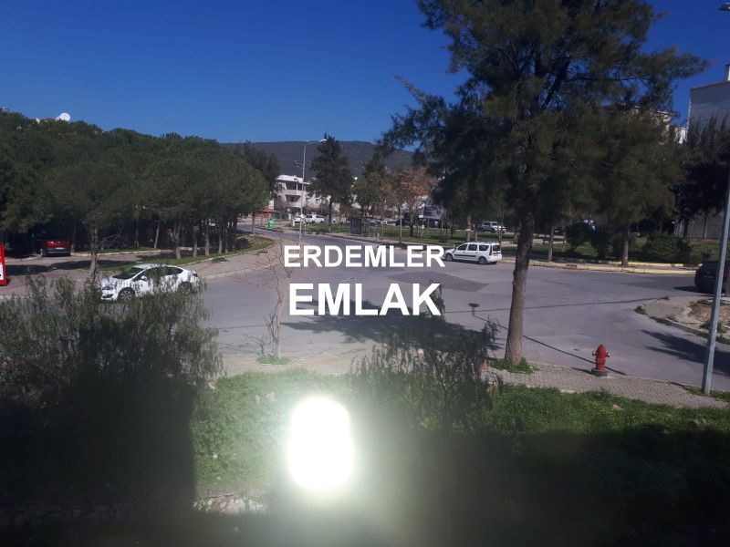 ERDEMLERDEN EVKA 3 DE MERKAZİ YERDE BAKIMLI MANZARALI ARA KAT 1+1 DAİRE