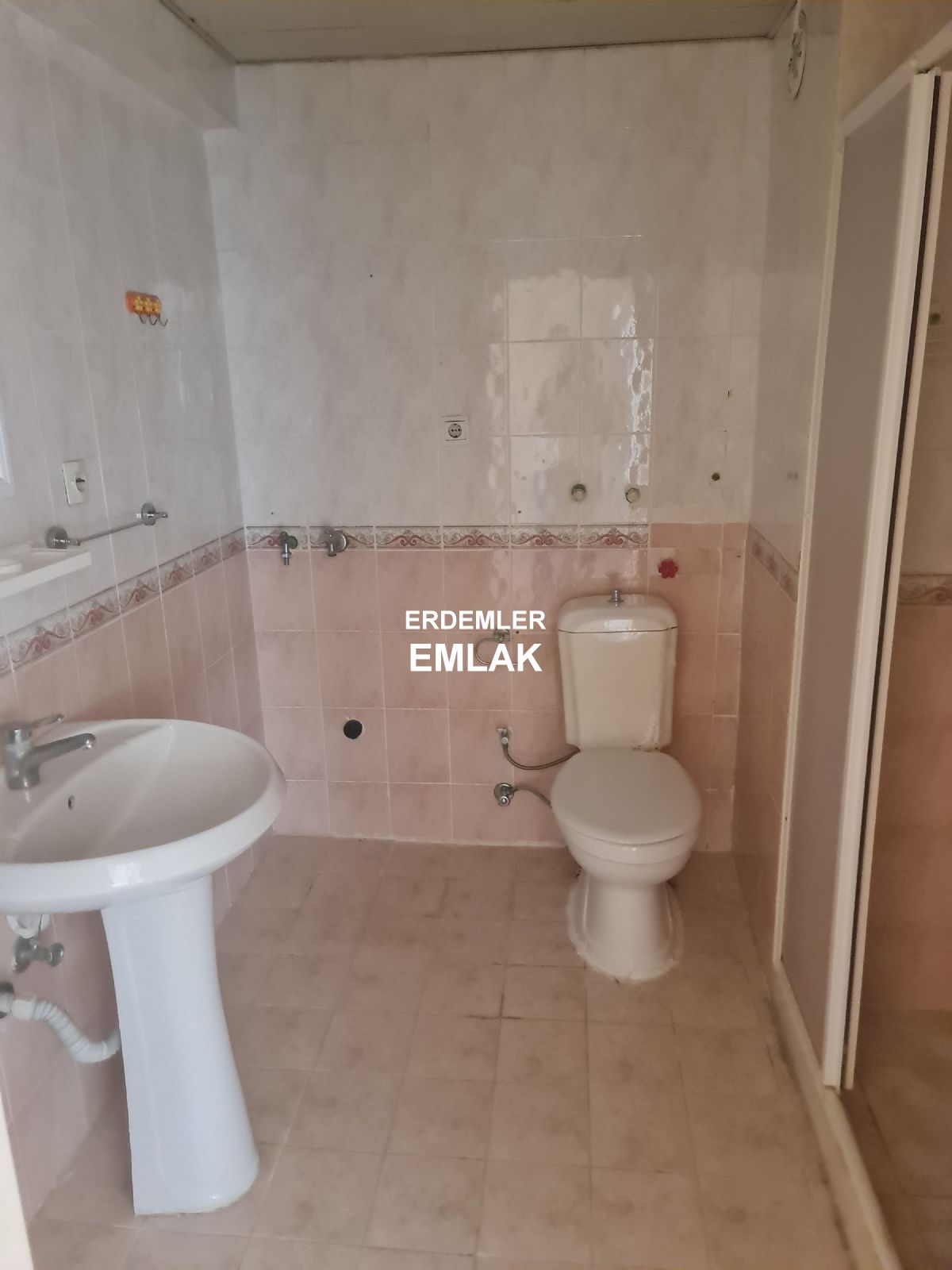 ERDEMLERDEN SİTE İÇİNDE KAPICILI ARA KAT MANZARALI DAİRE