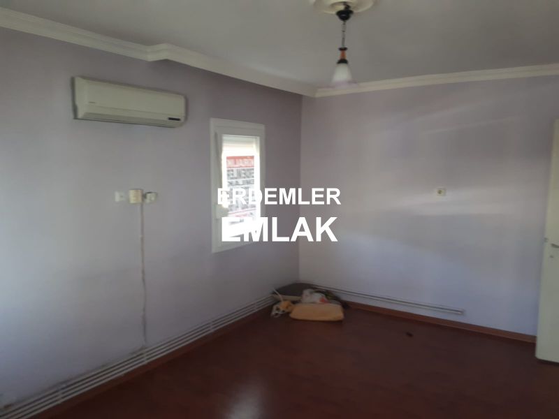 ERDEMLERDEN EVKA 3 MERKEZİNDE ARA KAT BAKIMLI DOGALGAZLI MANZARALI 1+1