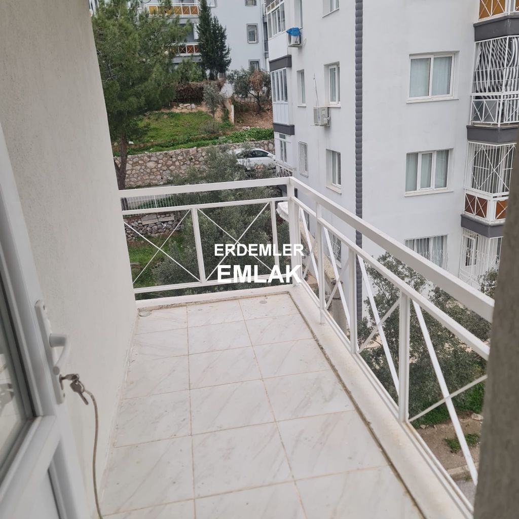 ERDEMLERDEN İZYUVADA 3+1 MAKRO SENTİRE YAKIN NECMİYE BİLGİN İLKÖGRETİM OKULUNUN ALTINDA