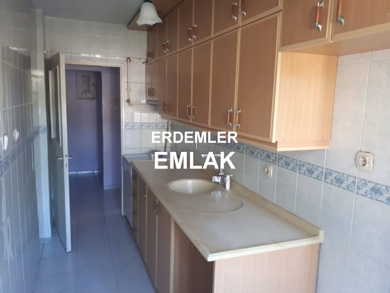 ERDEMLERDEN EVKA 3 MERKEZİNDE ARA KAT BAKIMLI DOGALGAZLI MANZARALI 1+1