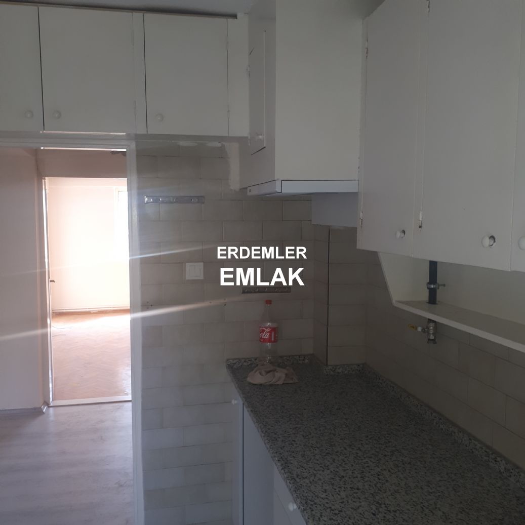ERDEMLERDEN EVKA 3 MERKEZİNDE ARA KAT DOGALGAZLI BAKIMLIMANZARALI
