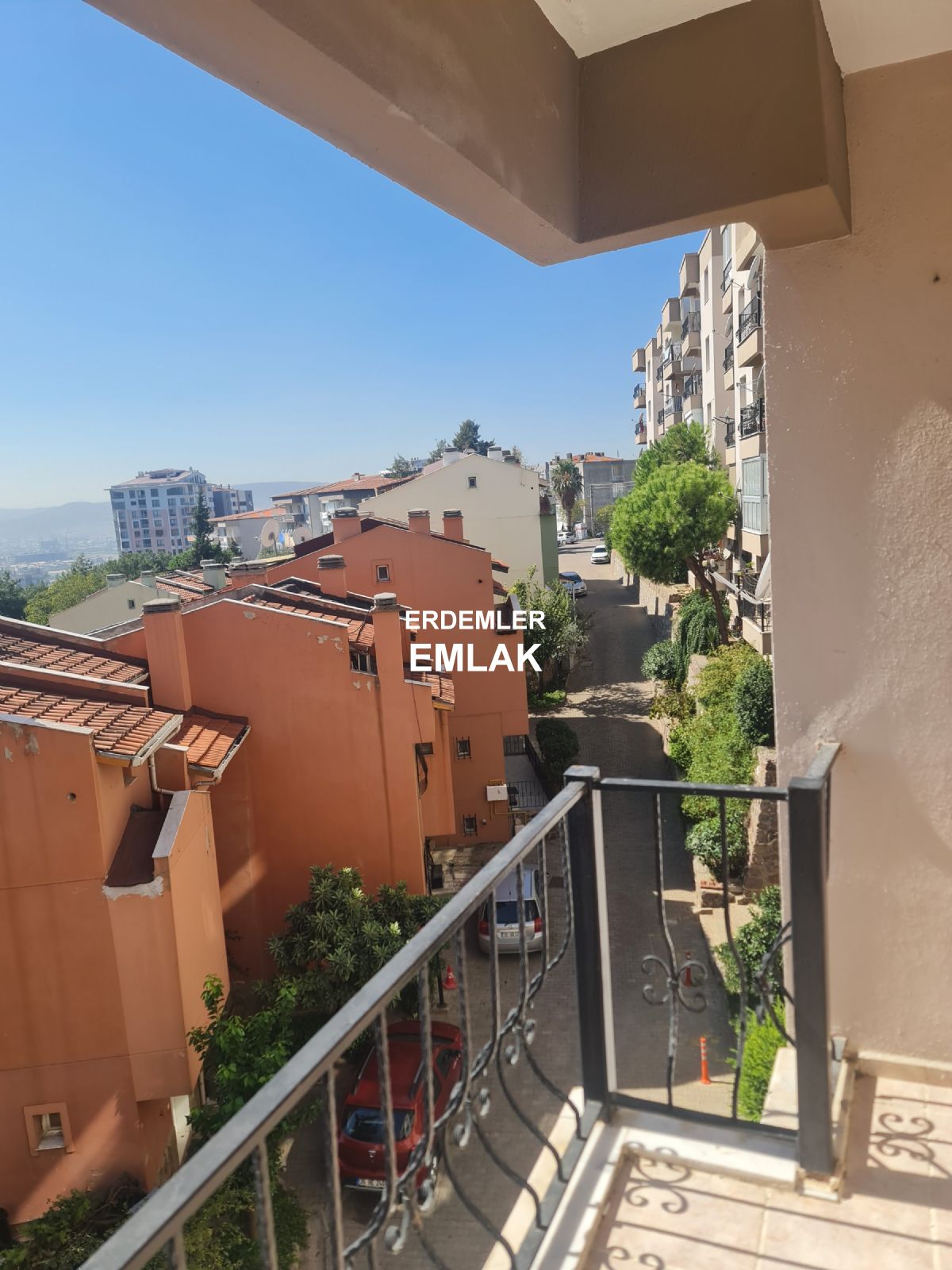 ERDEMLERDEN SİTE İÇİNDE KAPICILI ARA KAT MANZARALI DAİRE