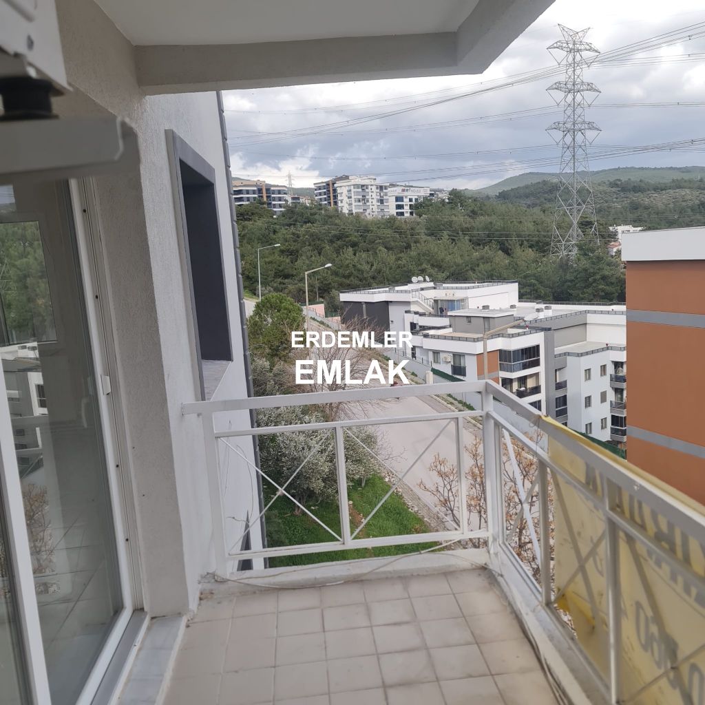 ERDEMLERDEN İZYUVADA 3+1 MAKRO SENTİRE YAKIN NECMİYE BİLGİN İLKÖGRETİM OKULUNUN ALTINDA