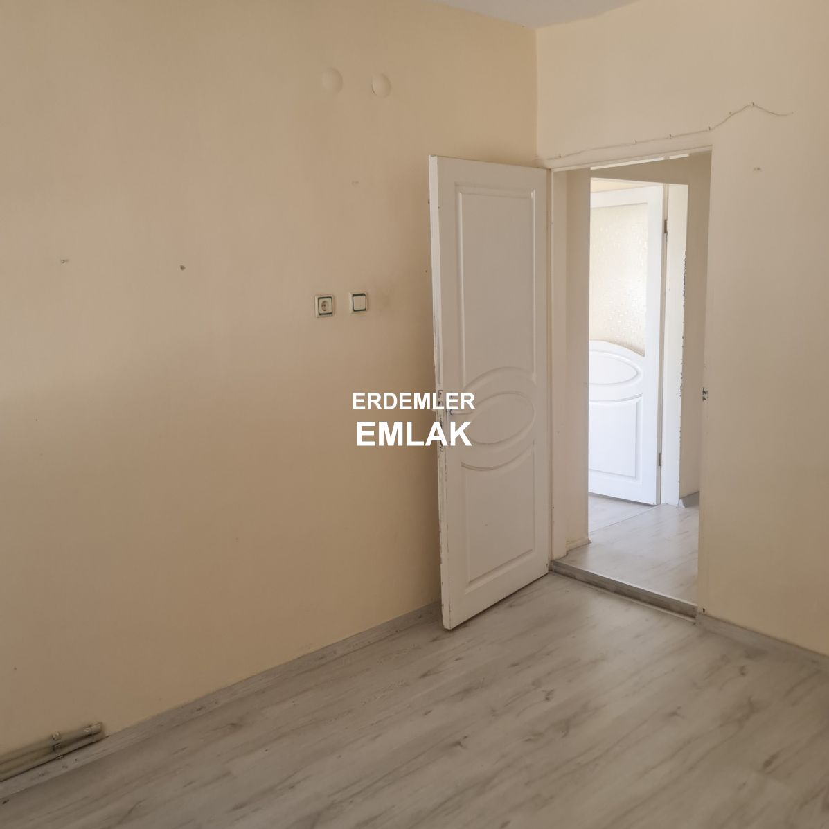 ERDEMLERDEN EVKA 3 DE GİRİŞ KAT 1 ODA 1 SALON
