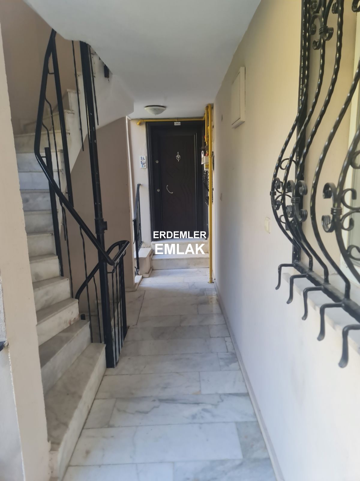 ERDEMLERDEN SİTE İÇİNDE KAPICILI ARA KAT MANZARALI DAİRE