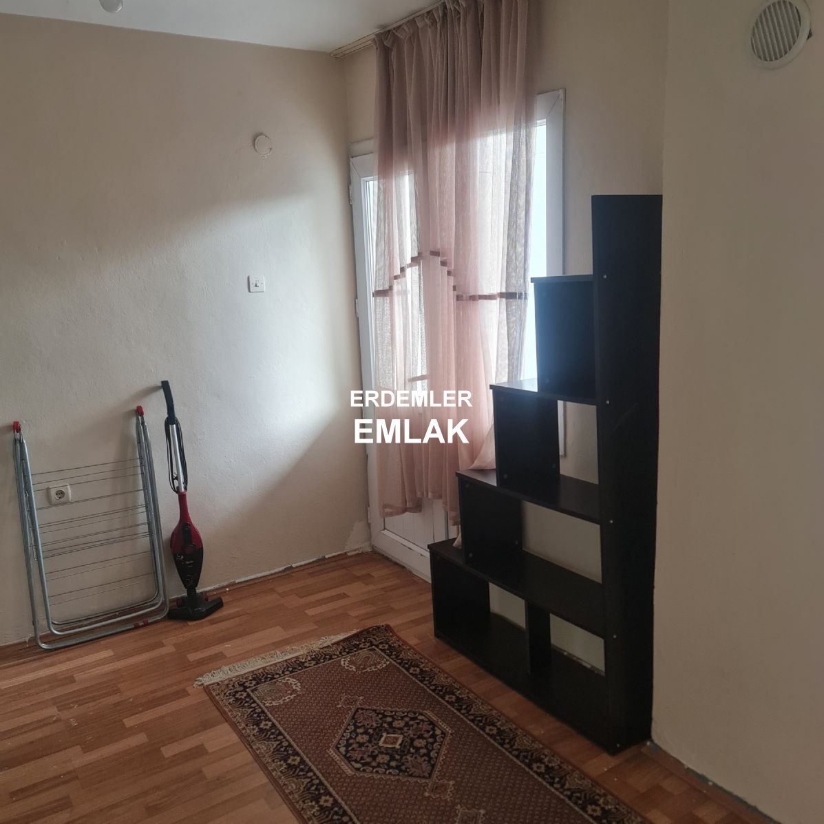 ÖGRENCİYE FULL EŞYALI 4 ODA 1 SALON TRİPLEKS DAİRE KAMPÜSE 5 DURAK MESAFEDE