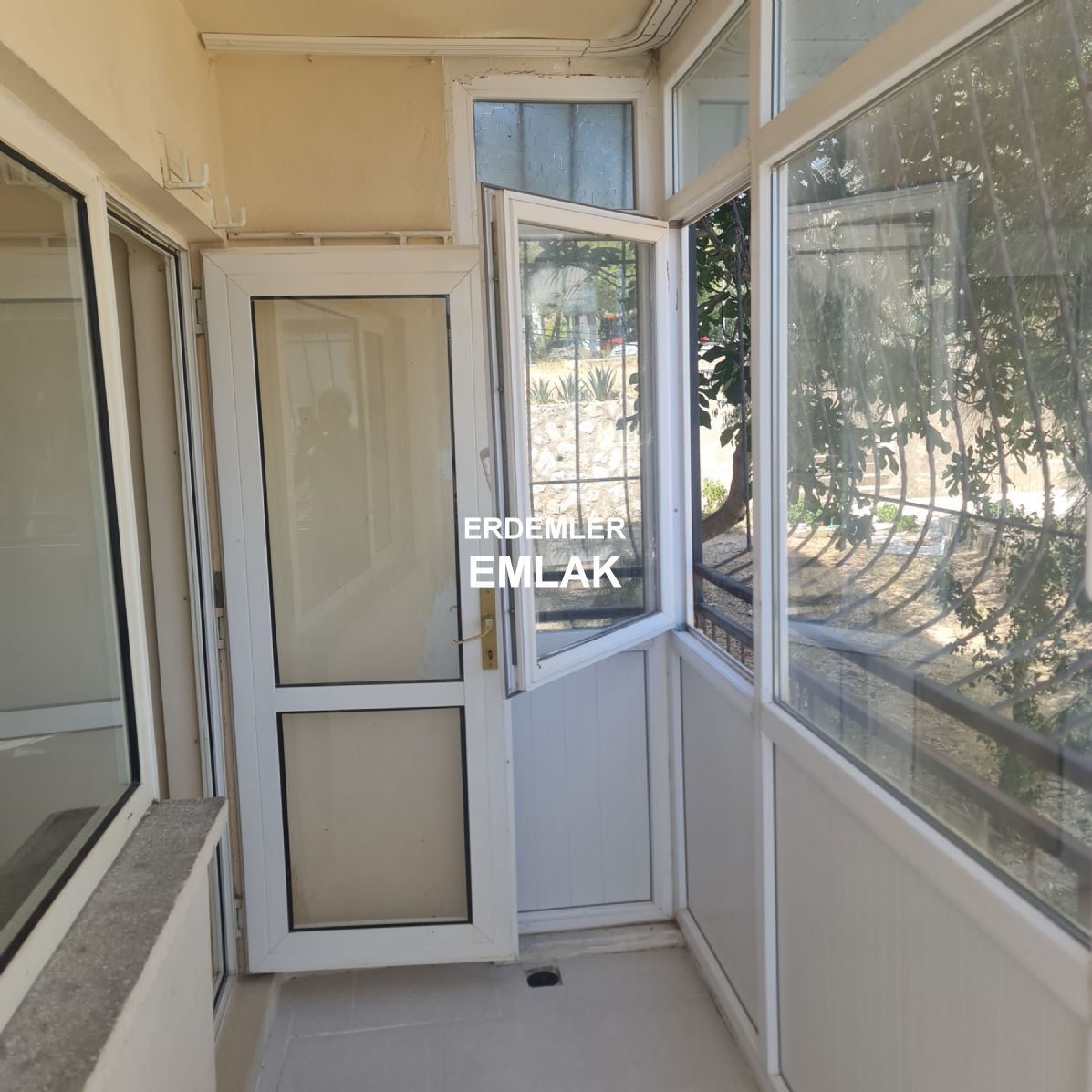 ERDEMLERDEN EVKA 3 DE GİRİŞ KAT 1 ODA 1 SALON