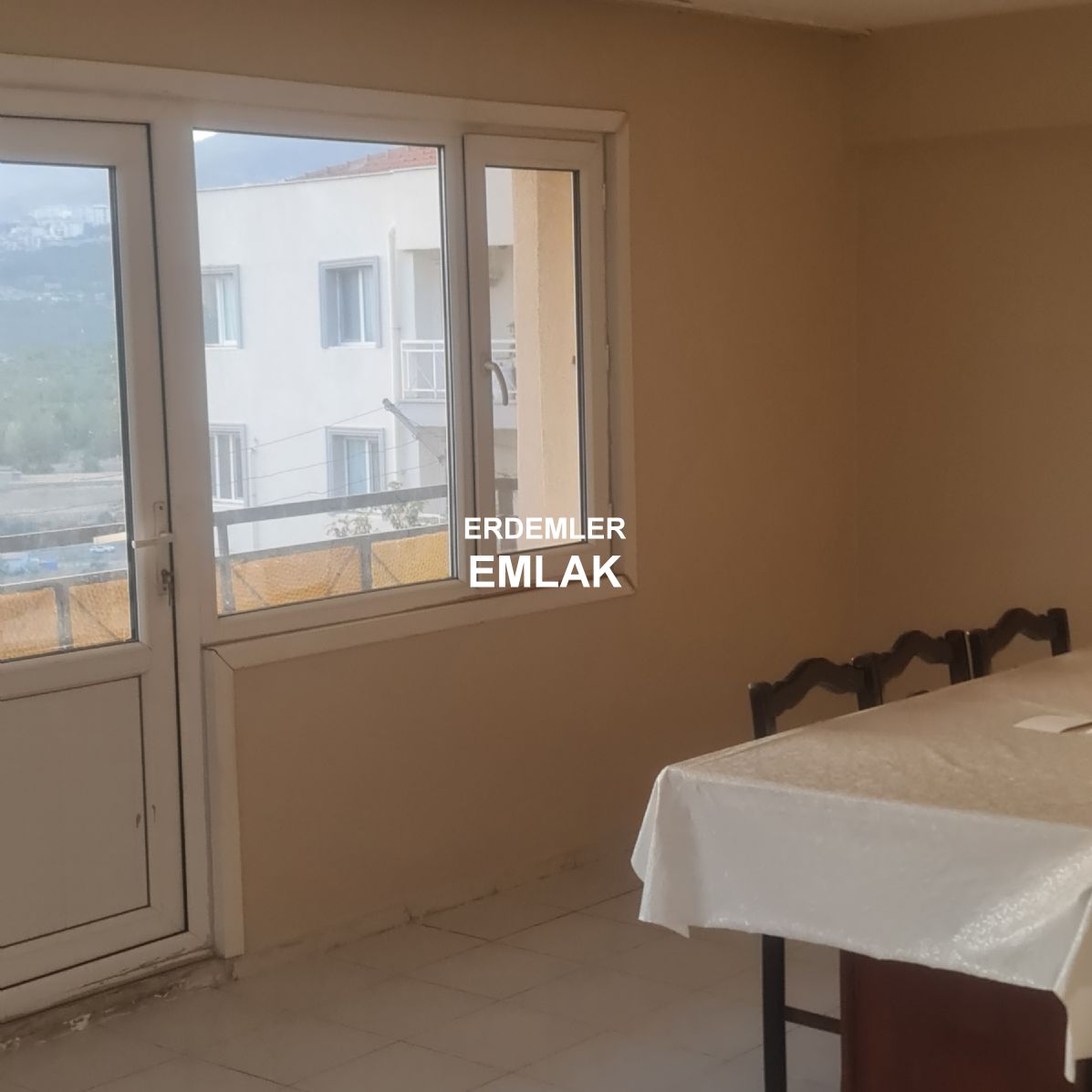 ERDEMLERDEN İZYUVADA KÖRFEZ MANZARALI ARA KAT BAKIMLI DOGALGAZLI DAİRE