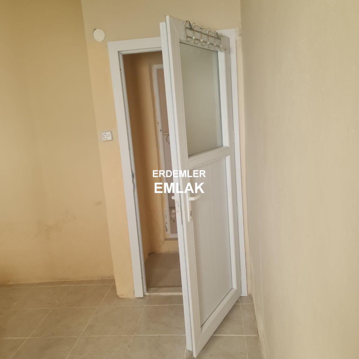 ÖGRENCİYE FULL EŞYALI 4 ODA 1 SALON TRİPLEKS DAİRE KAMPÜSE 5 DURAK MESAFEDE