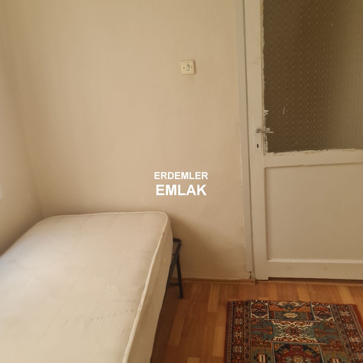 ÖGRENCİYE FULL EŞYALI 4 ODA 1 SALON TRİPLEKS DAİRE KAMPÜSE 5 DURAK MESAFEDE