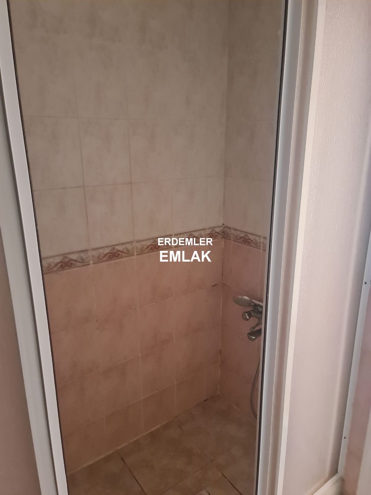 ERDEMLERDEN SİTE İÇİNDE KAPICILI ARA KAT MANZARALI DAİRE