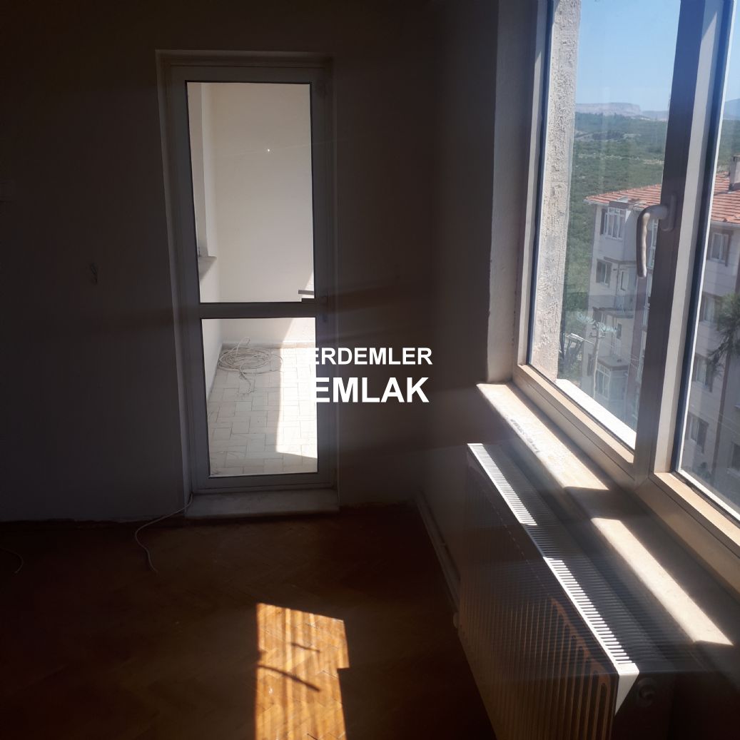 ERDEMLERDEN EVKA 3 MERKEZİNDE ARA KAT DOGALGAZLI BAKIMLIMANZARALI