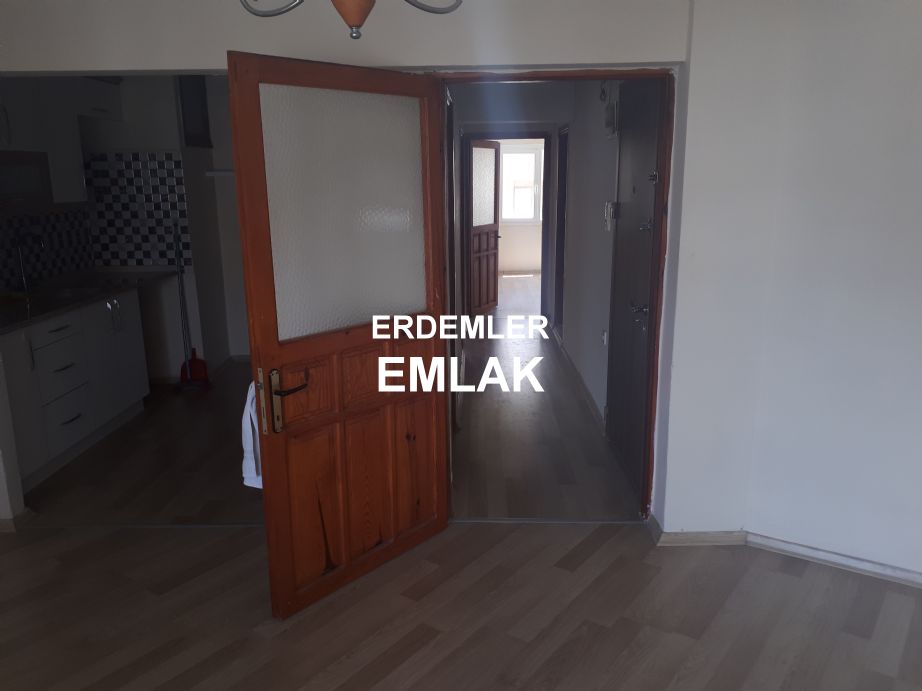 ERDEMLERDEN KARŞIYAKA ŞEMİKLERDE ORDU BULVARINDA ARA KAT DAİRE