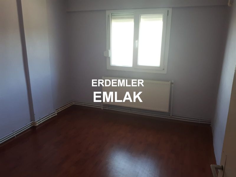 ERDEMLERDEN EVKA 3 MERKEZİNDE ARA KAT BAKIMLI DOGALGAZLI MANZARALI 1+1