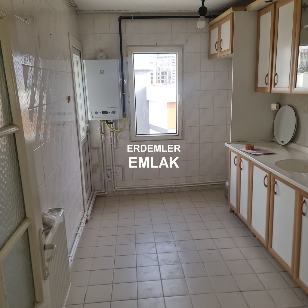 ERDEMLERDEN İZYUVADA 3+1 MAKRO SENTİRE YAKIN NECMİYE BİLGİN İLKÖGRETİM OKULUNUN ALTINDA