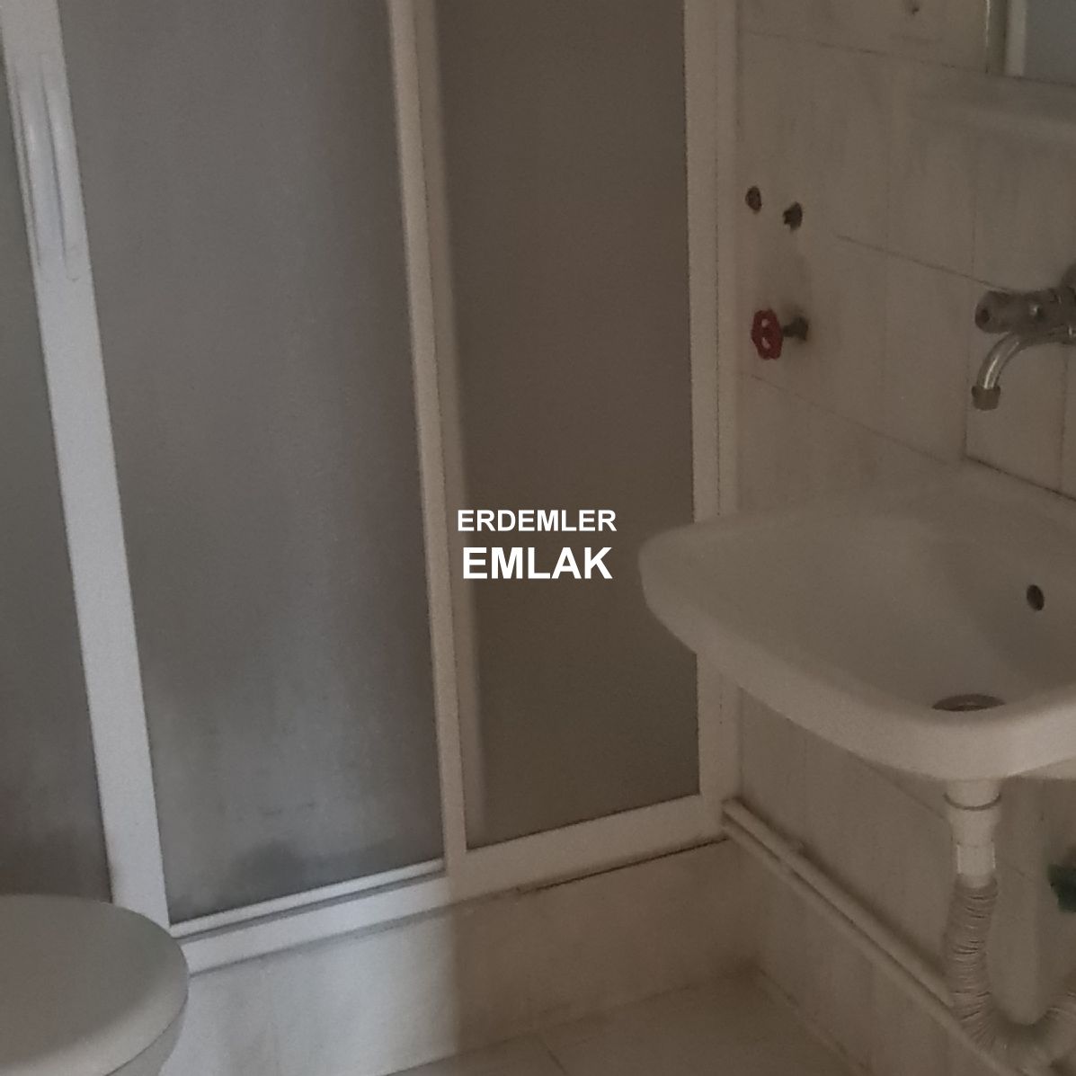 ERDEMLERDEN İZYUVADA KÖRFEZ MANZARALI ARA KAT BAKIMLI DOGALGAZLI DAİRE