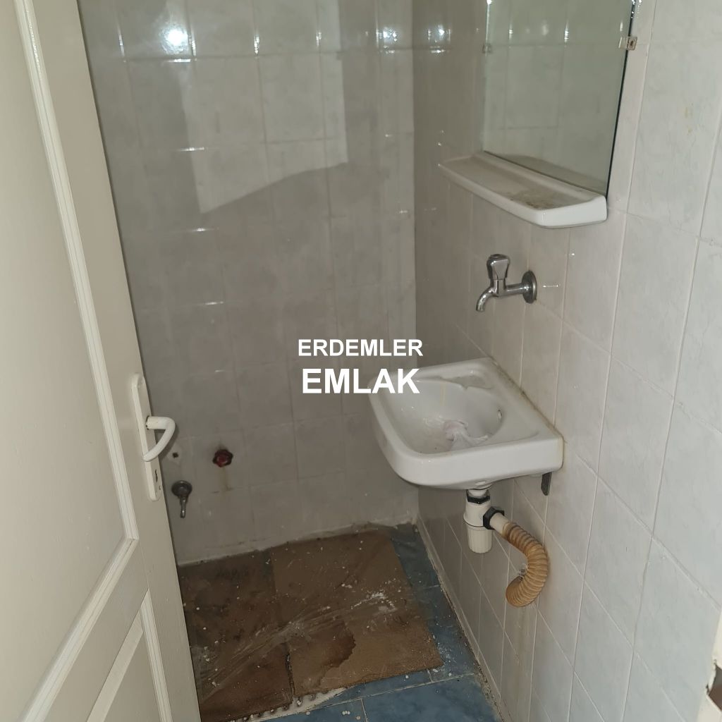 ERDEMLERDEN İZYUVADA 3+1 MAKRO SENTİRE YAKIN NECMİYE BİLGİN İLKÖGRETİM OKULUNUN ALTINDA