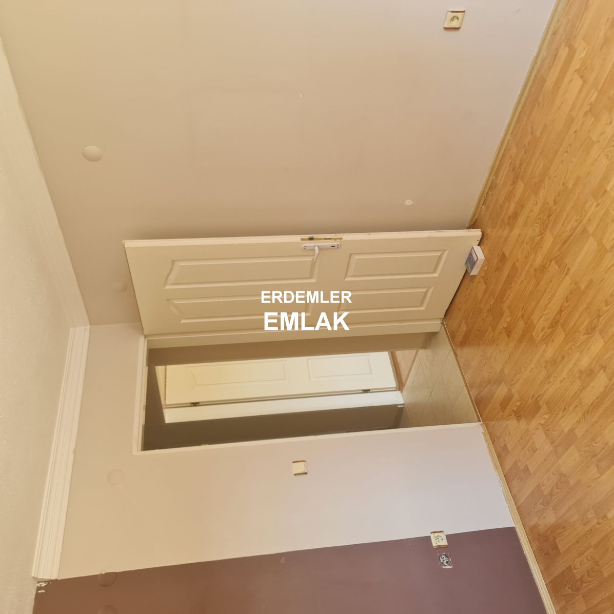 ERDEMLERDEN MACRO CENTERİN HEMEN YANINDA KAPICILI SITE İÇİNDE 3+1