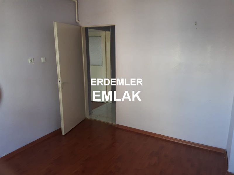ERDEMLERDEN EVKA 3 MERKEZİNDE ARA KAT BAKIMLI DOGALGAZLI MANZARALI 1+1