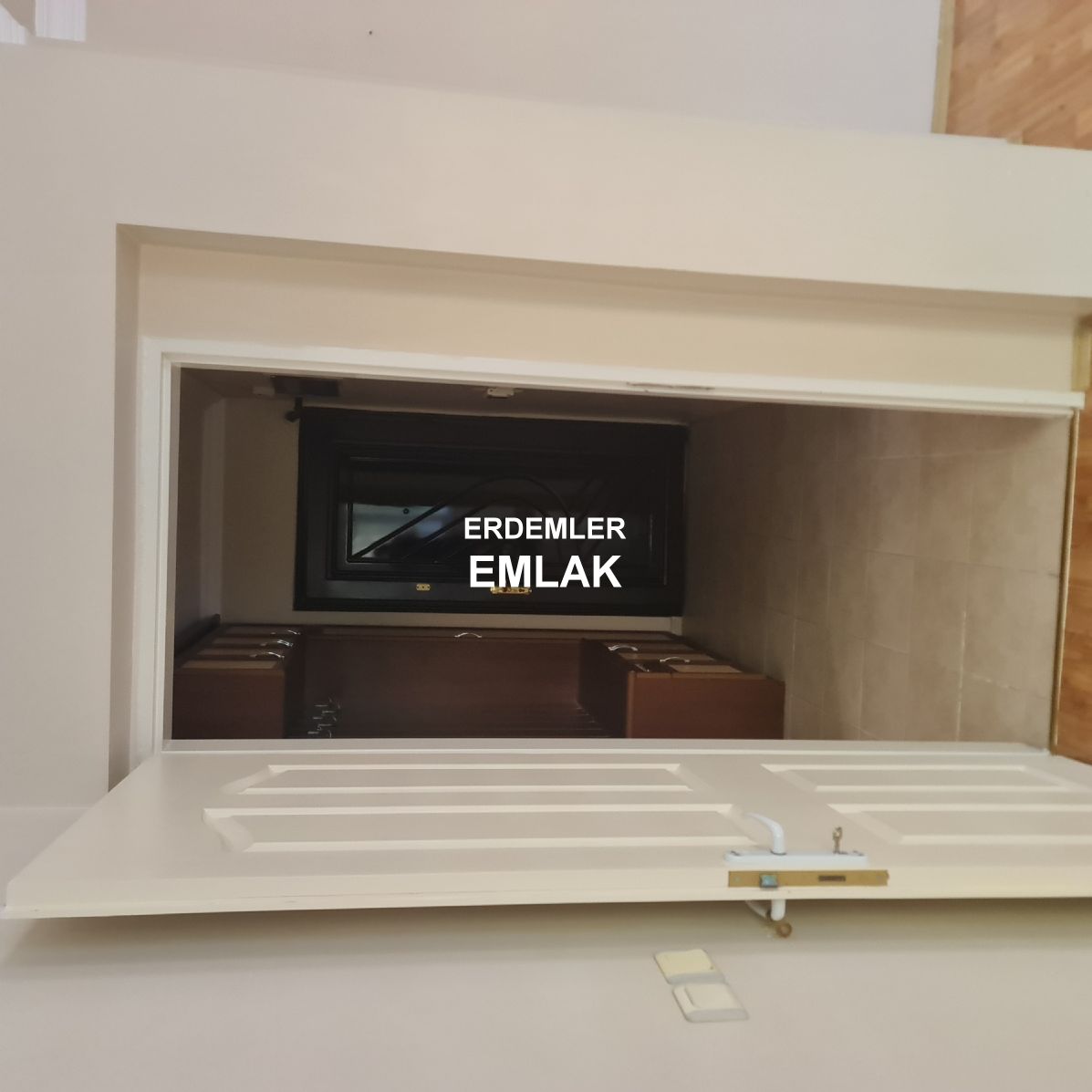 ERDEMLERDEN MACRO CENTERİN HEMEN YANINDA KAPICILI SITE İÇİNDE 3+1