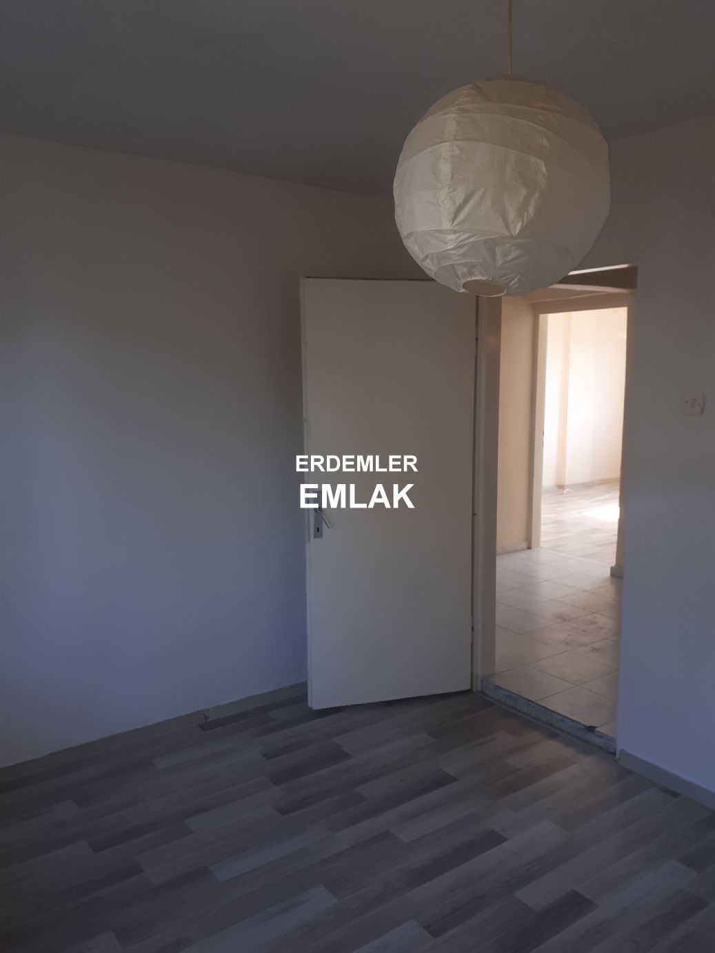 ERDEMLERDEN EVKA 3 MERKEZİNDE MANZARALI BAKIMLI PANJURLU DAİRE