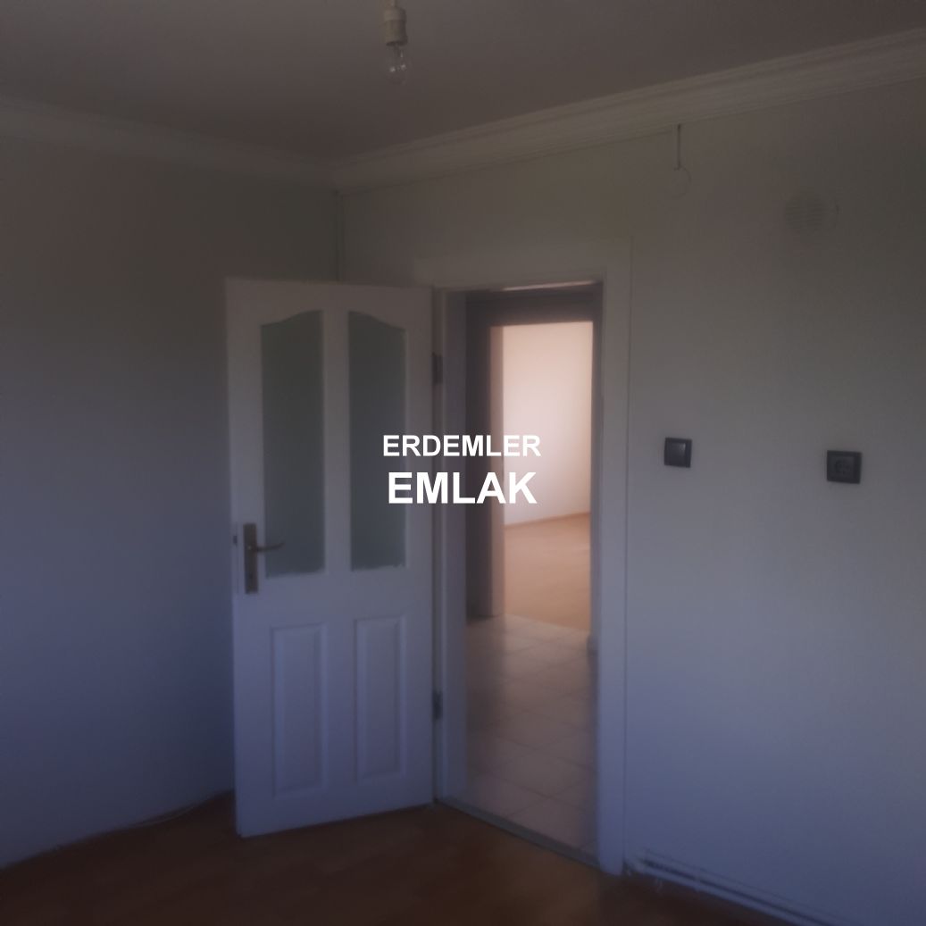 ERDEMLERDEN EVKA 3 MERKEZİNDE BAKIMLI MANZARALI 2+1 DAİRE