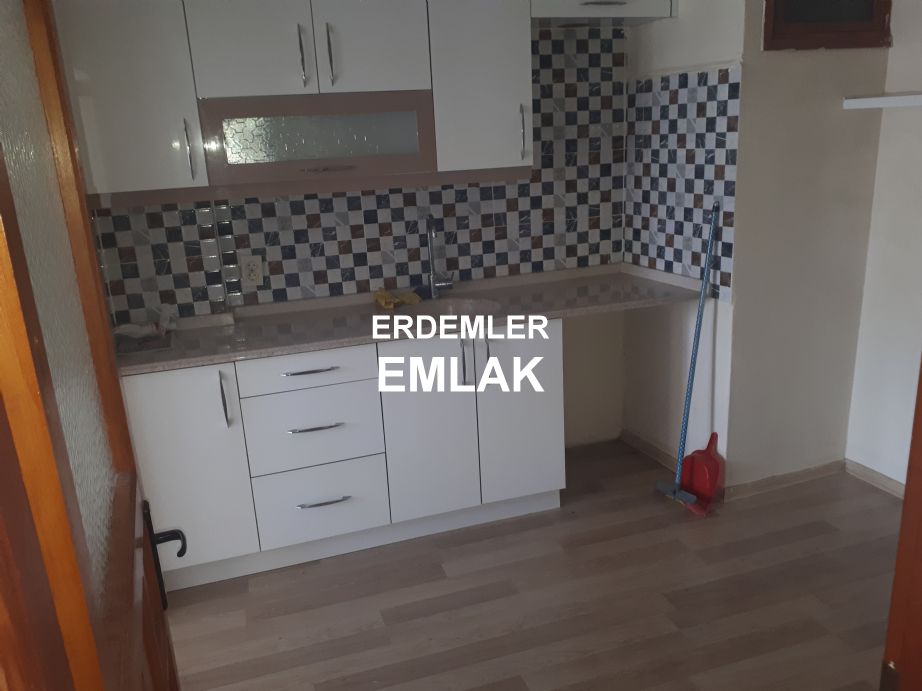 ERDEMLERDEN KARŞIYAKA ŞEMİKLERDE ORDU BULVARINDA ARA KAT DAİRE ERDEMLERDEN KARŞIYAKA ŞEMİKLERDE ORDU BULVARINDA ARA KAT DAİRE