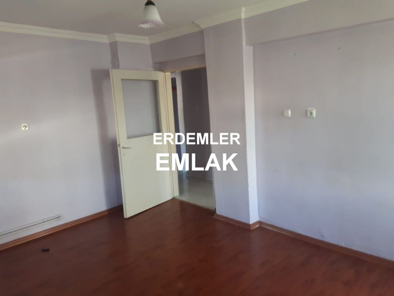 ERDEMLERDEN EVKA 3 MERKEZİNDE ARA KAT BAKIMLI DOGALGAZLI MANZARALI 1+1
