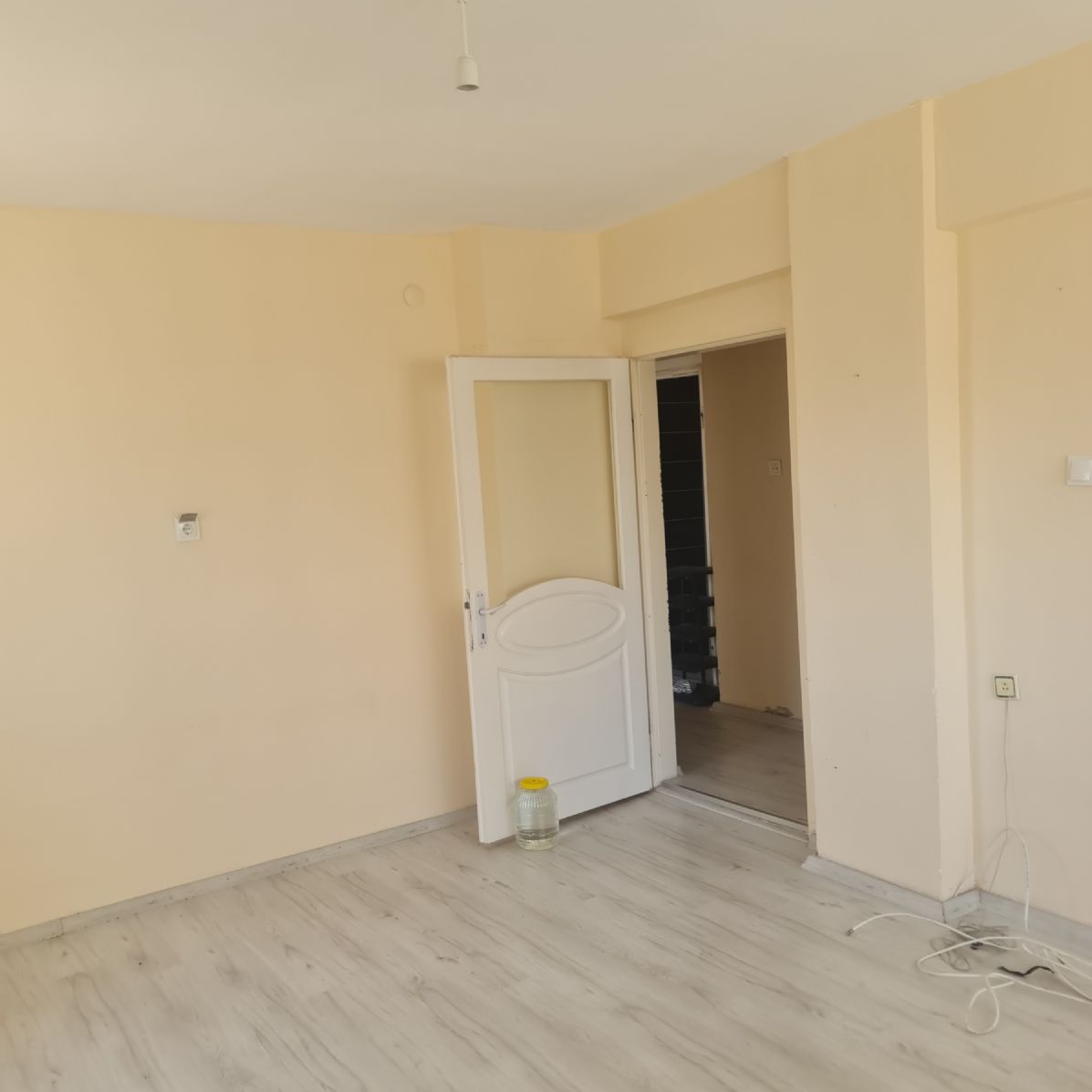 ERDEMLERDEN EVKA 3 DE GİRİŞ KAT 1 ODA 1 SALON
