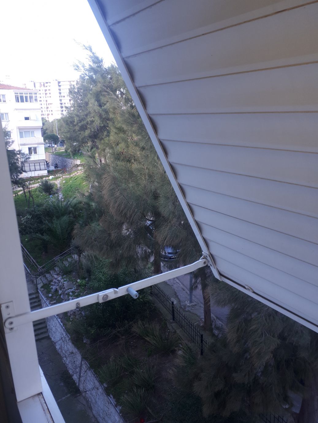 ERDEMLERDEN EVKA 3 MERKEZİNDE MANZARALI BAKIMLI PANJURLU DAİRE