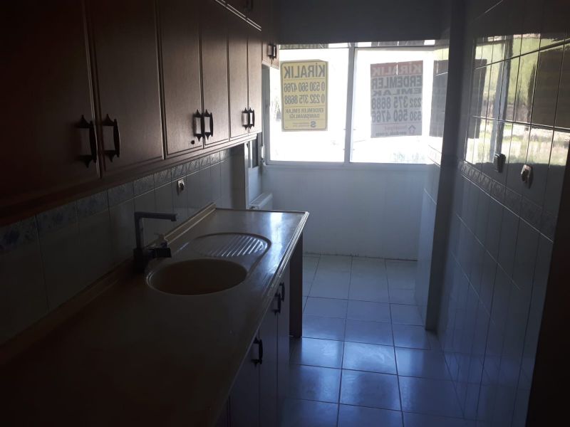 ERDEMLERDEN EVKA 3 MERKEZİNDE ARA KAT BAKIMLI DOGALGAZLI MANZARALI 1+1