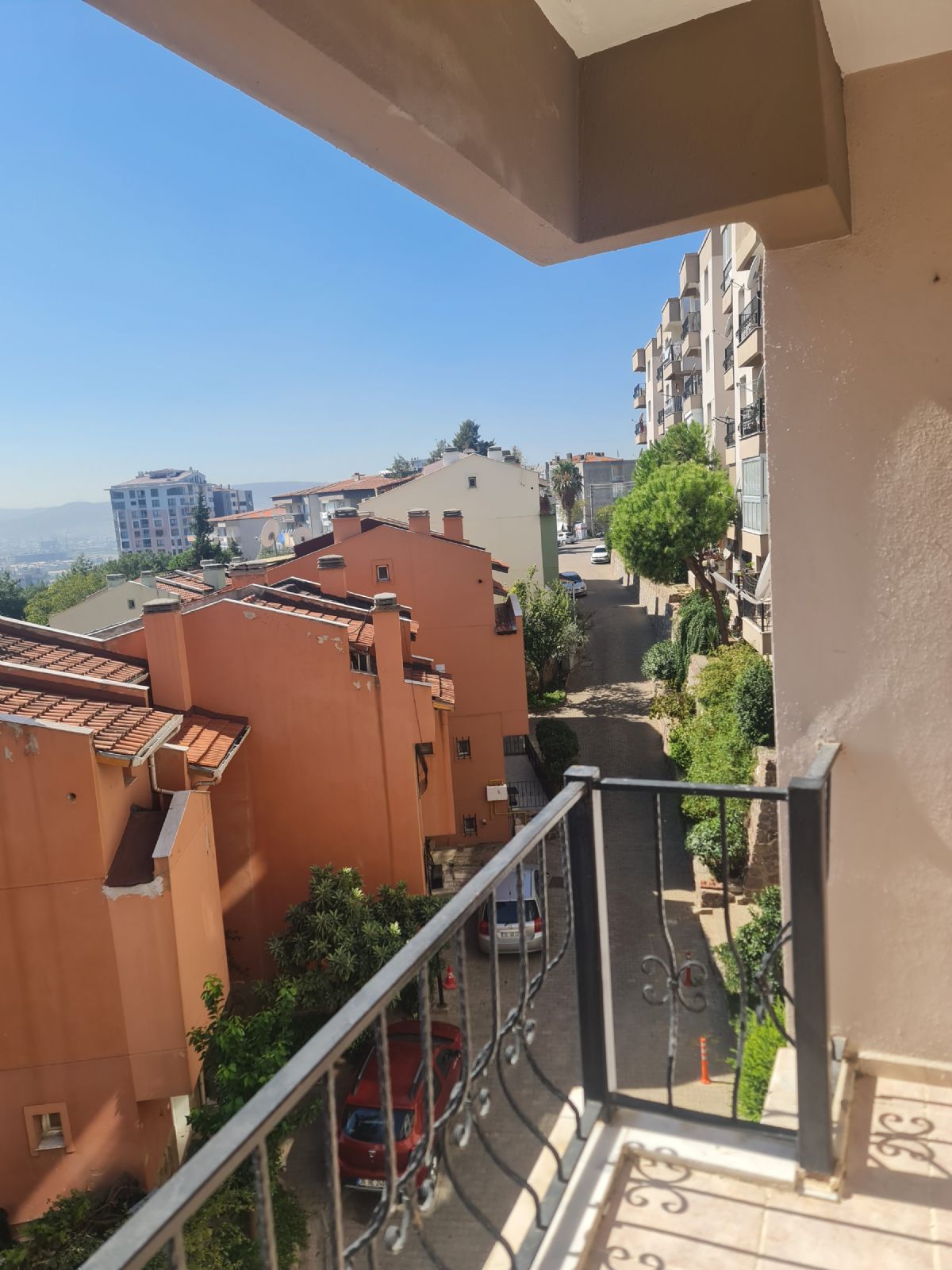 ERDEMLERDEN SİTE İÇİNDE KAPICILI ARA KAT MANZARALI DAİRE