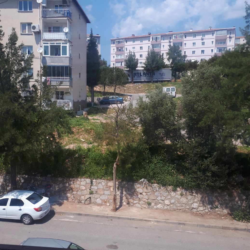 ERDEMLERDEN EVKA 3 MERKEZİNDE ARA KAT DOGALGAZLI BAKIMLIMANZARALI