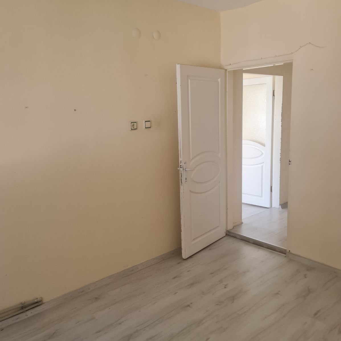 ERDEMLERDEN EVKA 3 DE GİRİŞ KAT 1 ODA 1 SALON