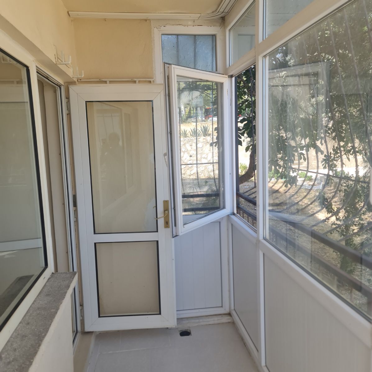 ERDEMLERDEN EVKA 3 DE GİRİŞ KAT 1 ODA 1 SALON