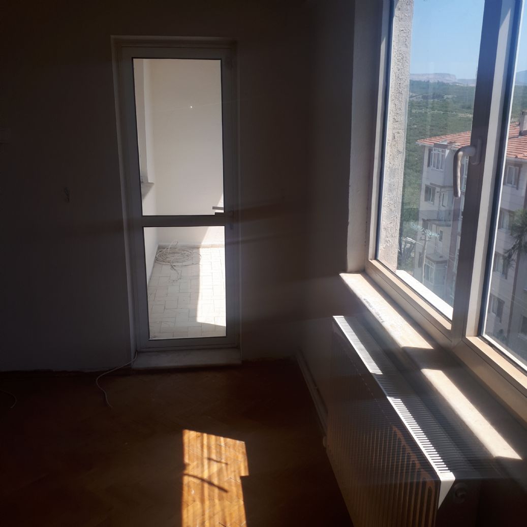 ERDEMLERDEN EVKA 3 MERKEZİNDE ARA KAT DOGALGAZLI BAKIMLIMANZARALI