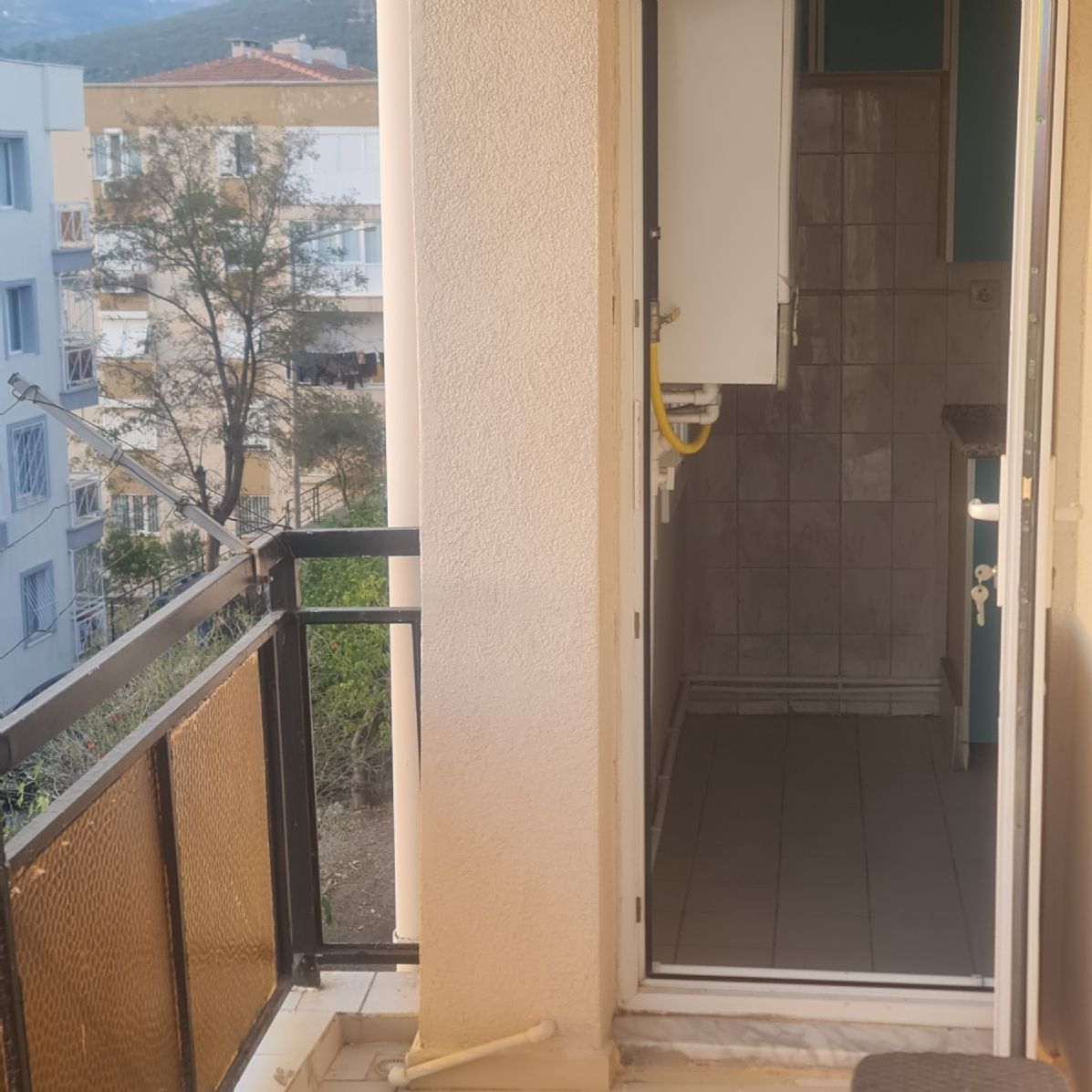 ERDEMLERDEN İZYUVADA KÖRFEZ MANZARALI ARA KAT BAKIMLI DOGALGAZLI DAİRE