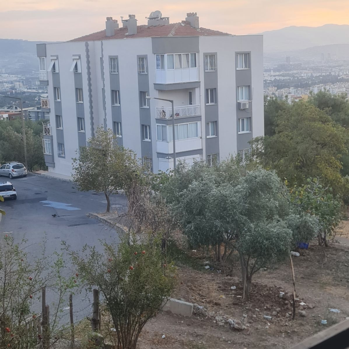 ERDEMLERDEN İZYUVADA KÖRFEZ MANZARALI ARA KAT BAKIMLI DOGALGAZLI DAİRE