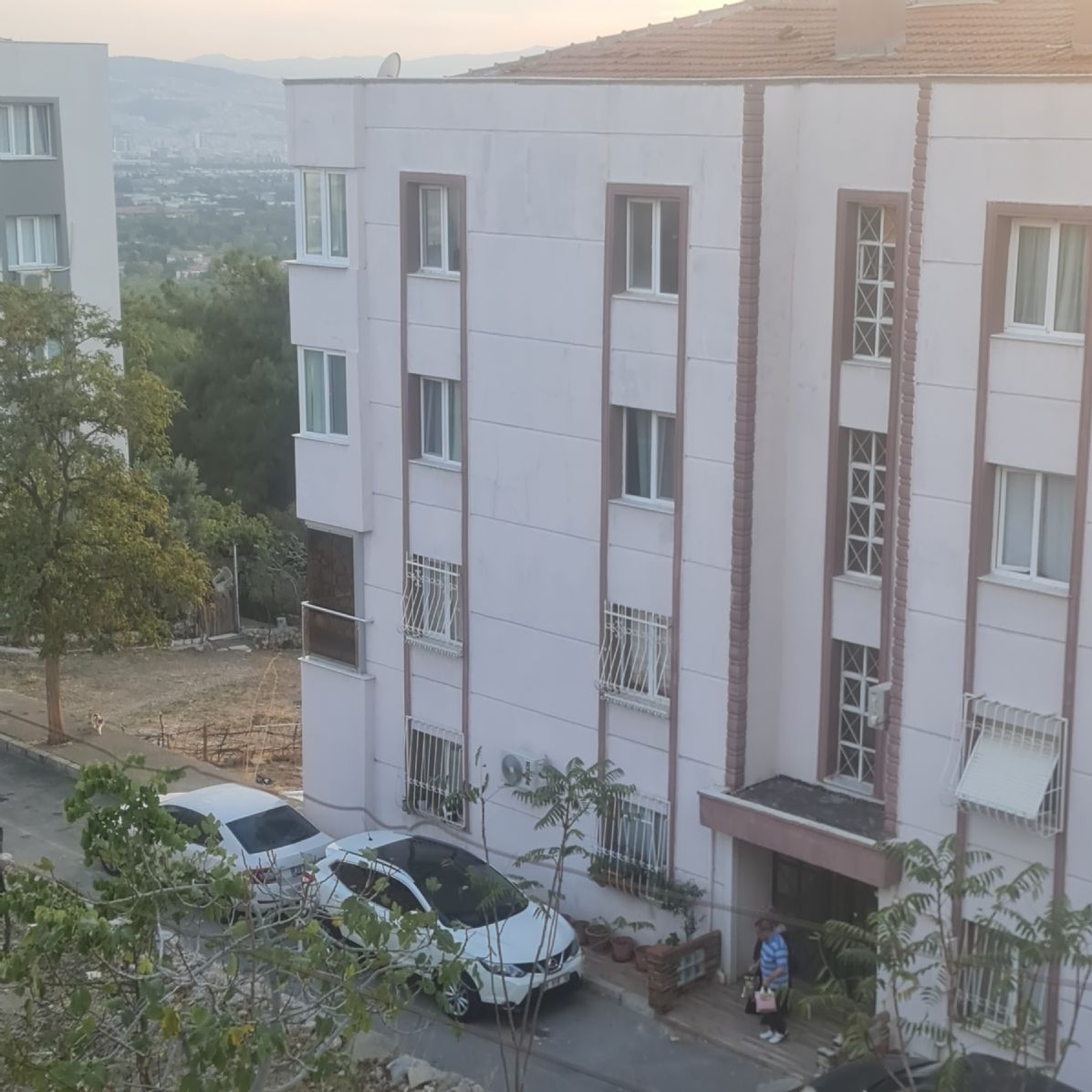 ERDEMLERDEN İZYUVADA KÖRFEZ MANZARALI ARA KAT BAKIMLI DOGALGAZLI DAİRE