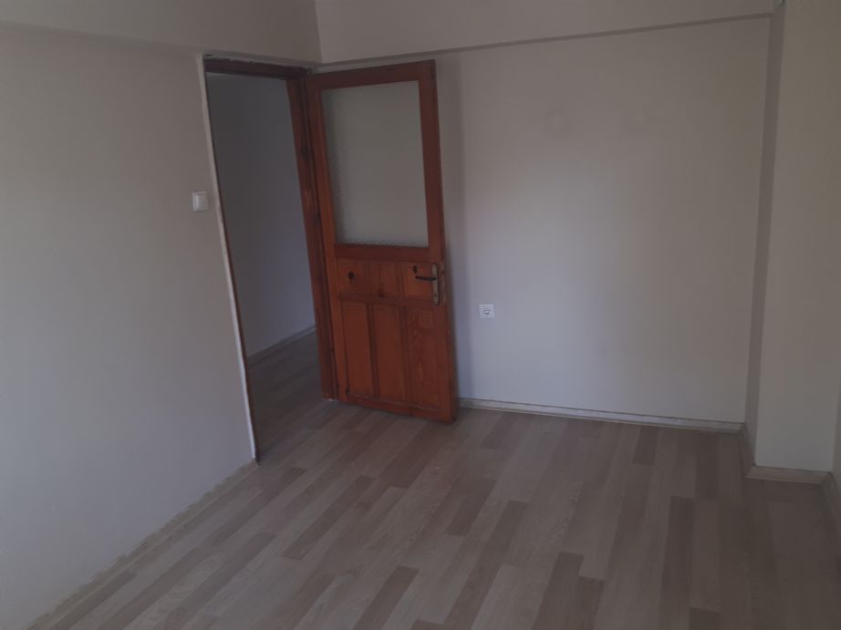 ERDEMLERDEN KARŞIYAKA ŞEMİKLERDE ORDU BULVARINDA ARA KAT DAİRE