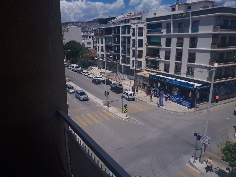 ERDEMLERDEN KARŞIYAKA ŞEMİKLERDE ORDU BULVARINDA ARA KAT DAİRE