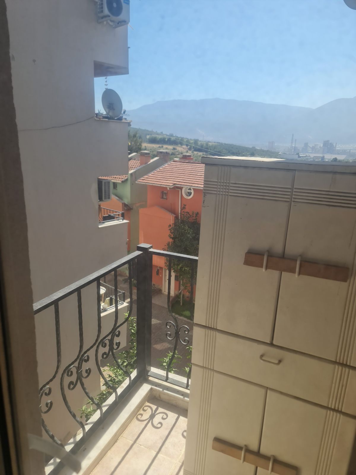 ERDEMLERDEN SİTE İÇİNDE KAPICILI ARA KAT MANZARALI DAİRE