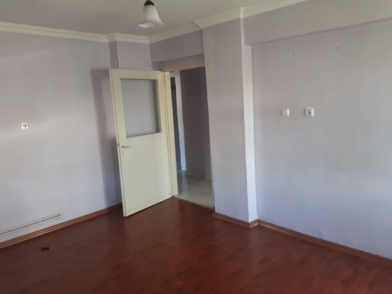 ERDEMLERDEN EVKA 3 MERKEZİNDE ARA KAT BAKIMLI DOGALGAZLI MANZARALI 1+1